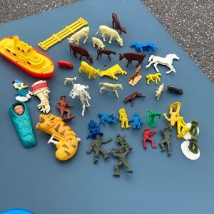 Assorted Plastic Toys Tim Mee Cowboys, Horses, Indians, Army Assorted Lot